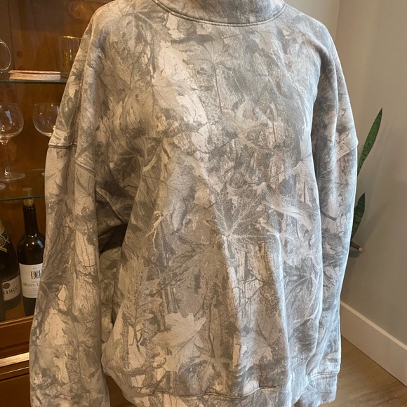 Hollister Camo Light Gray Sweatshirt - Picture 2 of 4
